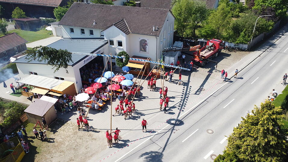 Mit Schweiberl in alter Tradition stellten die Ahamer Feuerwehrmänner den Baum mit Muskelkraft auf. Die Sicherung dazu übernahm die Firma Thalhammer mit dem Autokran. Wegen eines neuen Sicherheitskonzeptes wurde die Vilstalstraße vor dem Gerätehaus erstmalig für die Dauer der Veranstaltung gesperrt. Mit Schweiberl in alter Tradition stellten die Ahamer Feuerwehrmänner den Baum mit Muskelkraft auf. Die Sicherung dazu übernahm die Firma Thalhammer mit dem Autokran. Wegen eines neuen Sicherheitskonzeptes wurde die Vilstalstraße vor dem Gerätehaus erstmalig für die Dauer der Veranstaltung gesperrt.
