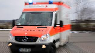 Der Mann wurde verletzt ins Krankenhaus gebracht. (Symbolbild)