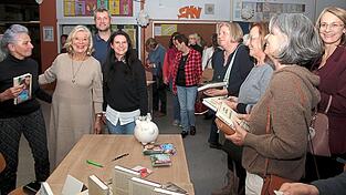 Lesung mit Jutta Speidel (2.v.l.) aus ihrem Buch Amaryllis in der Aula der Marie-Pettenbeck-Schule. Ein Buch mit einer Widmung war sehr gefragt.