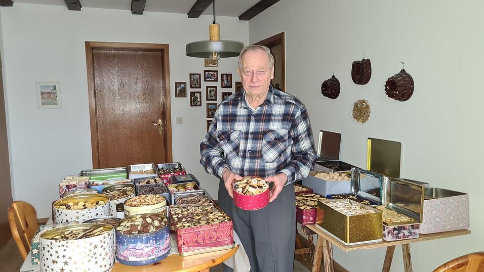 Johann Kollmer hat angerichtet: Um seiner Familie und seinen Freunden die Vorweihnachtszeit zu versch&ouml;nern, backt der 80-J&auml;hrige jedes Jahr Pl&auml;tzchen. Circa 150 Kilogramm stellt der Renter seit Mitte Oktober her.