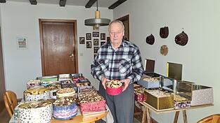 Johann Kollmer hat angerichtet: Um seiner Familie und seinen Freunden die Vorweihnachtszeit zu verschönern, backt der 80-Jährige jedes Jahr Plätzchen. Circa 150 Kilogramm stellt der Renter seit Mitte Oktober her.