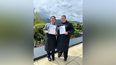 K&uuml;chenchefin Christina M&uuml;hlbauer und ihr erfolgreicher Sch&uuml;tzling Quynh (l.)