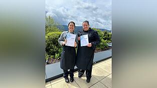 K&uuml;chenchefin Christina M&uuml;hlbauer und ihr erfolgreicher Sch&uuml;tzling Quynh (l.)