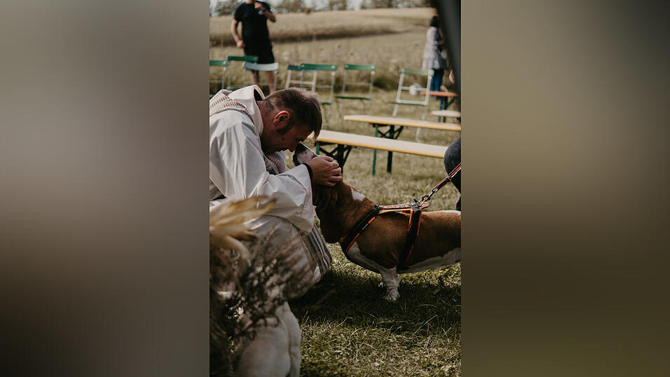 Diakon Görg segnete die vielen Tiere. Diakon Görg segnete die vielen Tiere.