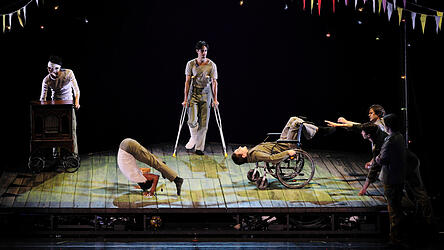 Wirklich mitrei&szlig;end: Osiel Gouneo (im wei&szlig;en T-Shirt) und das Ensemble des Bayerischen Staatsballetts in 'Der Schneesturm'