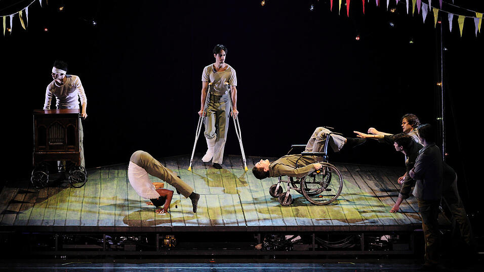 Wirklich mitrei&szlig;end: Osiel Gouneo (im wei&szlig;en T-Shirt) und das Ensemble des Bayerischen Staatsballetts in 'Der Schneesturm'