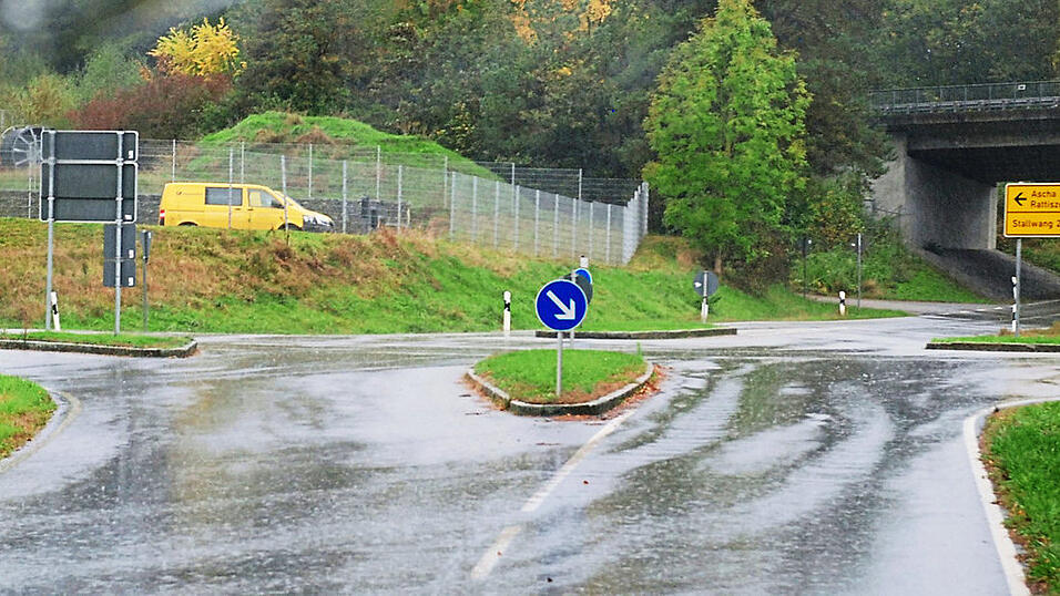 Diese unfallträchtige Kreuzung - aufgenommen bei der Landkreis-Bereisung des Bauausschusses 2024 - soll ein Kreisverkehr werden. Geradeaus geht es nach Haunkenzell und zur B 20, nach links nach Rattiszell und Ascha, nach rechts nach Stallwang.