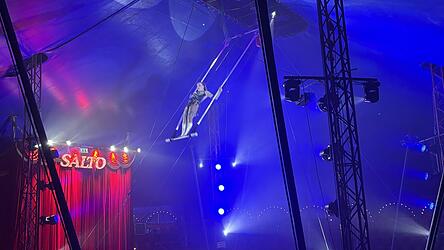 Eine Artistin aus der Ukraine zeigt im Circus Salto ihr K&ouml;nnen.