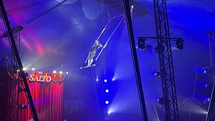 Eine Artistin aus der Ukraine zeigt im Circus Salto ihr Können. Eine Artistin aus der Ukraine zeigt im Circus Salto ihr Können.