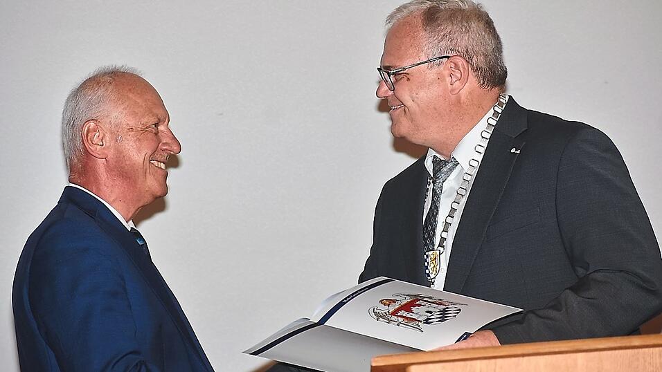 Bürgermeister Martin Fischer (rechts) überreichte die Ernennungsurkunde an Josef Reff. Bürgermeister Martin Fischer (rechts) überreichte die Ernennungsurkunde an Josef Reff.