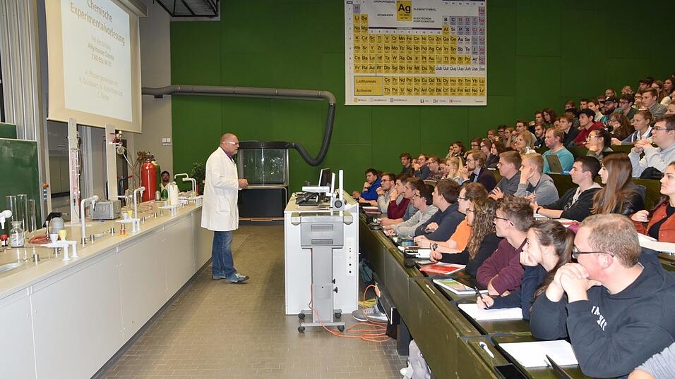 Professor Dr. Arno Pfitzner warnt die Studienanfänger: 'Lernen Sie kontinuerlich mit. Sonst ist Ihr Chemie-Studium vorbei, bevor es überhaupt angefangen hat.' Professor Dr. Arno Pfitzner warnt die Studienanfänger: 'Lernen Sie kontinuerlich mit. Sonst ist Ihr Chemie-Studium vorbei, bevor es überhaupt angefangen hat.'
