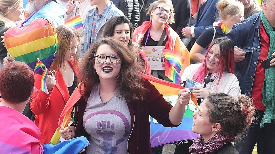 Knapp 2.000 Teilnehmer feierten am Samstag in Landhut den ersten Christopher-Street-Day Niederbayerns.