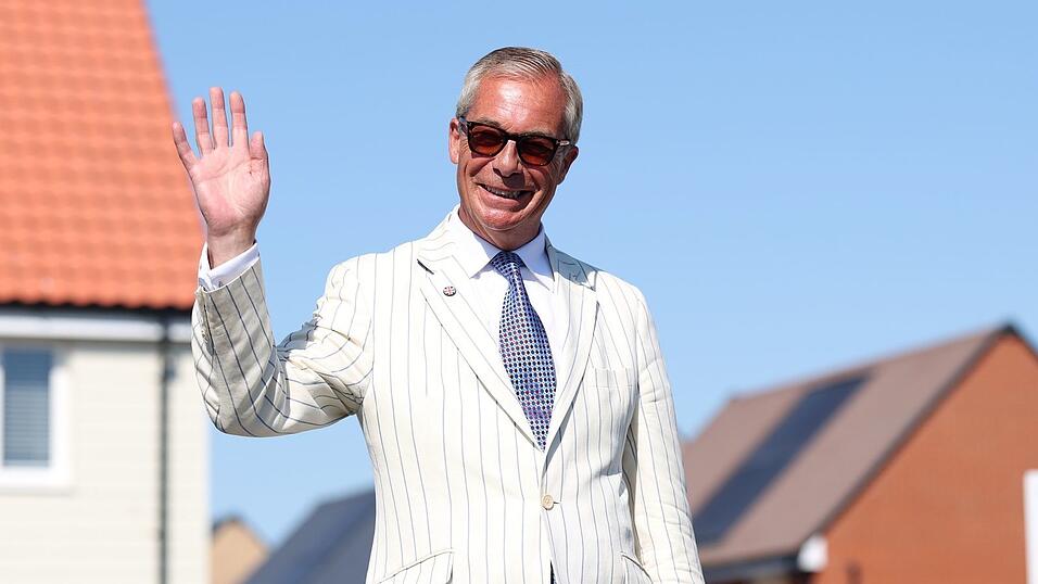 Schon bei der Stimmabgabe gut gelaunt: Rechtspopulist Nigel Farage. Schon bei der Stimmabgabe gut gelaunt: Rechtspopulist Nigel Farage.