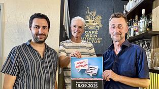 Die Veranstalter Armin Wölfl (von rechts) und Johannes Schraml kooperieren für die Veranstaltung mit Mirko Capozzi, Inhaber des „Café und Buch Symposium“, in der Neustadt - denn seine Räumlichkeiten würden eine ungezwungene Atmosphäre schaffen, in der sich alle Diskutanten wohlfühlen können. Sie alle möchten ein Zeichen für sachliches Argumentieren setzen.