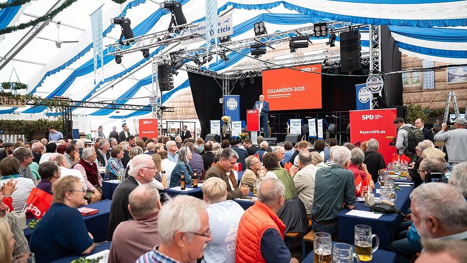 Bier und Blasmusik: Mal was anderes für den Politiker aus Bremen.