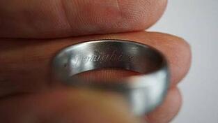 Wie kommt der Ring vom Finger? Eine filigrane Aufgabe für die Chamer Feuerwehr. Wie kommt der Ring vom Finger? Eine filigrane Aufgabe für die Chamer Feuerwehr.