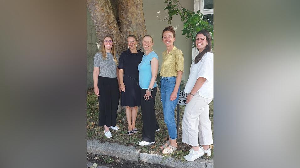 Das Team des Pflegestützpunkts (von links): Johanna Birnkammer, Sandra Aschenbrenner, Irmi Holler, Alexandra Pappenberger, Jenny Schoele Das Team des Pflegestützpunkts (von links): Johanna Birnkammer, Sandra Aschenbrenner, Irmi Holler, Alexandra Pappenberger, Jenny Schoele