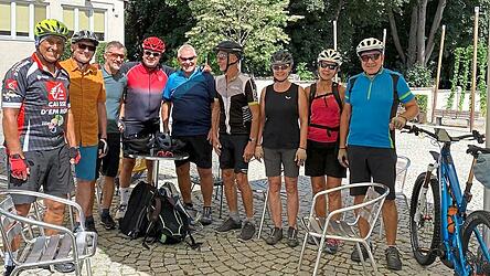 Vor dem Start am Auer Marktplatz: Die Gruppe unter der Leitung von Karl Schmid (links) und B&uuml;rgermeister a. D. Hans Sailer (2. v. l.) hatte sich eine anspruchsvolle Runde bis nach Fahlenbach vorgenommen.