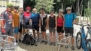 Vor dem Start am Auer Marktplatz: Die Gruppe unter der Leitung von Karl Schmid (links) und B&uuml;rgermeister a. D. Hans Sailer (2. v. l.) hatte sich eine anspruchsvolle Runde bis nach Fahlenbach vorgenommen.