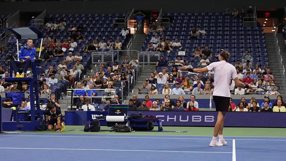 Alexander Zverev war bislang stets am sp&auml;ten Abend im Einsatz - vor h&auml;ufig nicht einmal halbleeren Trib&uuml;nen.