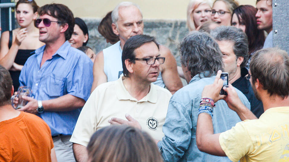 B&uuml;rgermeister Franz Wittman beim Diskutieren mit der Menge. (Foto: Johannes B&auml;umel)