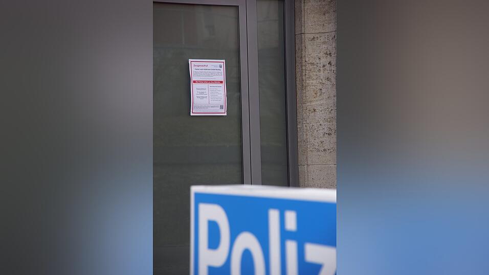 Ein Fahndungsplakat an der Eingangst&uuml;r der Polizeiinspektion W&ouml;rth. Die Fahndung nach dem Todesfahrer dauert an.