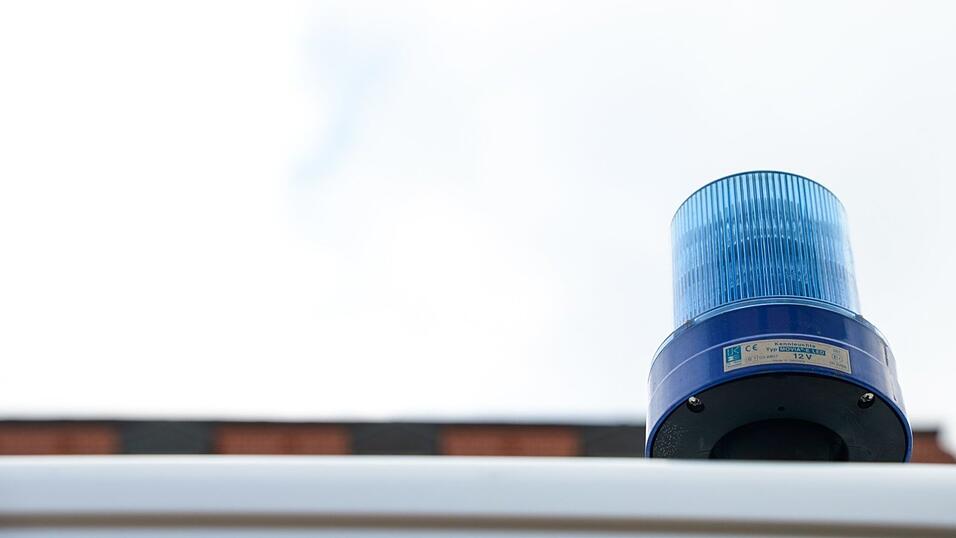 Gegen den Mann wird nun unter anderem wegen vorsätzlicher Körperverletzung und Widerstand gegen Vollstreckungsbeamte ermittelt. (Symbolbild) Gegen den Mann wird nun unter anderem wegen vorsätzlicher Körperverletzung und Widerstand gegen Vollstreckungsbeamte ermittelt. (Symbolbild)