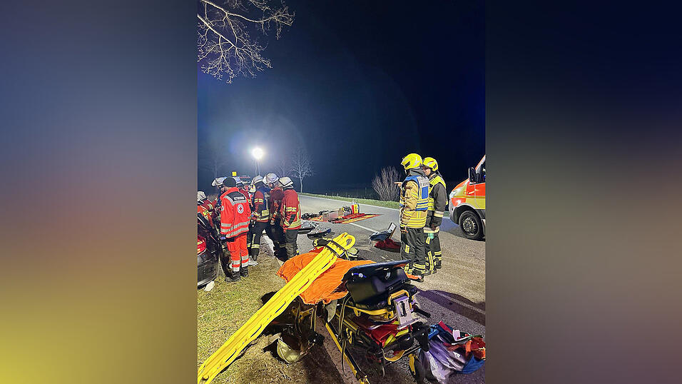 Ein schwerer Unfall zwischen Attenkirchenn und Au rief die Feuerwehren auf den Plan.