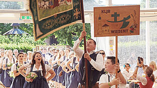 Die KLJB Wiesent beim Einzug ins Festzelt. Fahnenjunker Daniel Prechtner gab alles. Die KLJB Wiesent beim Einzug ins Festzelt. Fahnenjunker Daniel Prechtner gab alles.