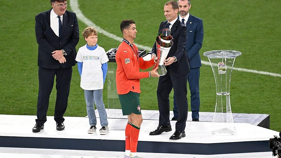Ceferin überreicht Ronaldo die Nations-League-Trophäe. (Archivbild) Ceferin überreicht Ronaldo die Nations-League-Trophäe. (Archivbild)