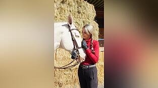 Sonja Leitenstern mit dem Cremello-Hengst Coronado, der auch auf das Cover ihres zweiten Buchs ziert.