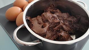 Die Zutaten: fünf Eier und 500 Gramm Nuss-Nougat-Creme. Die Zutaten: fünf Eier und 500 Gramm Nuss-Nougat-Creme.