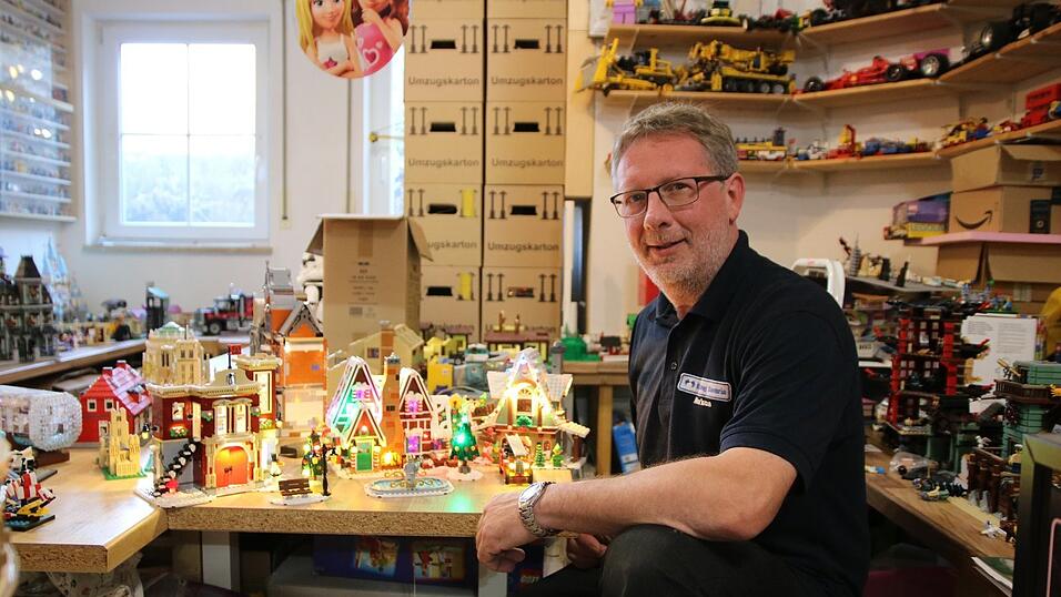 In seinem Keller hat Markus M&uuml;ller unz&auml;hlige Lego-Modelle, wie dieses beleuchtete Weihnachtsdorf. Bei der diesj&auml;hrigen Ausstellung des Vereins 'Bricking Bavaria' d&uuml;rfen sich die Besucher auf noch viel mehr ausgefallene, kreative und aufwendige Lego-Modelle freuen.