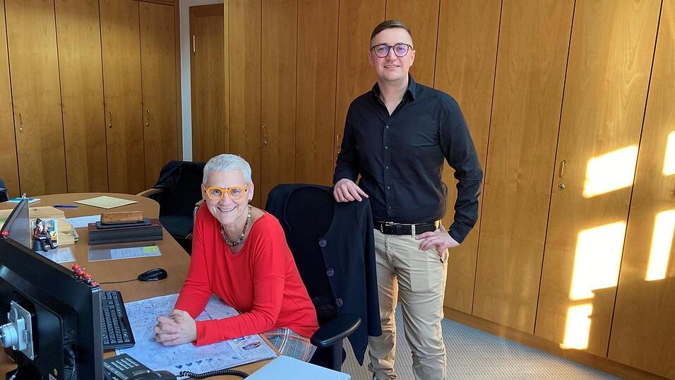 Thomas Forster wird die Nachfolge von Sigrid Stebe-Hoffmann als geschäftsleitender Beamter der Stadt Cham antreten. Thomas Forster wird die Nachfolge von Sigrid Stebe-Hoffmann als geschäftsleitender Beamter der Stadt Cham antreten.