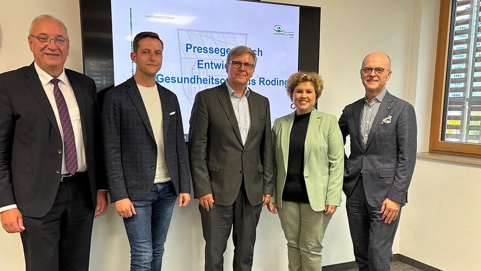 Investor Hans Feldbauer wird die Pl&auml;ne in die Tat umsetzen. In Absprache mit Landrat Franz L&ouml;ffler, B&uuml;rgermeisterin Alexandra Riedl und den Sana-Managern Klaus Fischer sowie Dr. Thomas Koch.