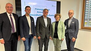 Investor Hans Feldbauer wird die Pläne in die Tat umsetzen. In Absprache mit Landrat Franz Löffler, Bürgermeisterin Alexandra Riedl und den Sana-Managern Klaus Fischer sowie Dr. Thomas Koch. Investor Hans Feldbauer wird die Pläne in die Tat umsetzen. In Absprache mit Landrat Franz Löffler, Bürgermeisterin Alexandra Riedl und den Sana-Managern Klaus Fischer sowie Dr. Thomas Koch.