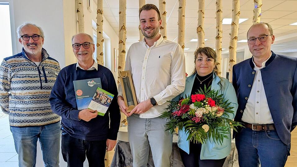 Geb&auml;udeeigent&uuml;mer Hermann Pellkofer (v. l.), Seniorenbeauftragter Josef Salzberger, Betreiber Daniel Kammerer, Pflegedienstleitung Irenke-Csila Bari und B&uuml;rgermeister Martin Hiergeist