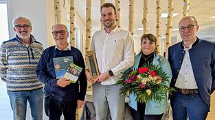 Geb&auml;udeeigent&uuml;mer Hermann Pellkofer (v. l.), Seniorenbeauftragter Josef Salzberger, Betreiber Daniel Kammerer, Pflegedienstleitung Irenke-Csila Bari und B&uuml;rgermeister Martin Hiergeist