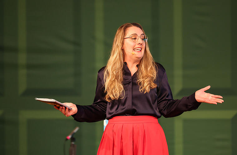 Die Bundestagsfraktionschefin Katharina Dröge spricht beim politischen Aschermittwoch der Grünen. Der politische Aschermittwoch geht auf einen Viehmarkt im 19. Jahrhundert im niederbayerischen Vilshofen zurück, später folgten dort Kundgebungen des Bauernbundes. Lange wurde der politische Aschermittwoch überwiegend mit der CSU in Verbindung gebracht. C 1000 Landshut: Beginn (Bernlochner Saal, Ländtorplatz 2) +++ dpa-Bildfunk +++ Die Bundestagsfraktionschefin Katharina Dröge spricht beim politischen Aschermittwoch der Grünen. Der politische Aschermittwoch geht auf einen Viehmarkt im 19. Jahrhundert im niederbayerischen Vilshofen zurück, später folgten dort Kundgebungen des Bauernbundes. Lange wurde der politische Aschermittwoch überwiegend mit der CSU in Verbindung gebracht. C 1000 Landshut: Beginn (Bernlochner Saal, Ländtorplatz 2) +++ dpa-Bildfunk +++