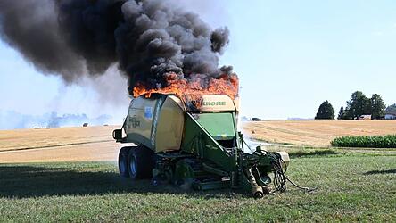 Am Samstagnachmittag fing eine Ballenpresse Feuer.