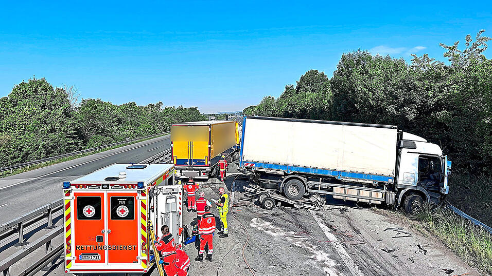 Der weiße Sicherungslastwagen stand auf dem Seitenstreifen. Durch den Aufprall wurde er gedreht, der andere Lastwagen stark beschädigt. Der weiße Sicherungslastwagen stand auf dem Seitenstreifen. Durch den Aufprall wurde er gedreht, der andere Lastwagen stark beschädigt.