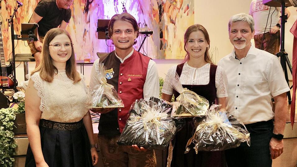 Wie ihre Vorgänger erhielten Julia Baumann und Max Wild von Bürgermeister Sandro Bauer und Drachenstich-Organisationsleiterin Anna-Lena Fischer (links) je eine Softshelljacke mit ihrem Namen sowie eine Drachenstele überreicht. Wie ihre Vorgänger erhielten Julia Baumann und Max Wild von Bürgermeister Sandro Bauer und Drachenstich-Organisationsleiterin Anna-Lena Fischer (links) je eine Softshelljacke mit ihrem Namen sowie eine Drachenstele überreicht.