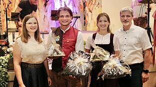 Wie ihre Vorgänger erhielten Julia Baumann und Max Wild von Bürgermeister Sandro Bauer und Drachenstich-Organisationsleiterin Anna-Lena Fischer (links) je eine Softshelljacke mit ihrem Namen sowie eine Drachenstele überreicht. Wie ihre Vorgänger erhielten Julia Baumann und Max Wild von Bürgermeister Sandro Bauer und Drachenstich-Organisationsleiterin Anna-Lena Fischer (links) je eine Softshelljacke mit ihrem Namen sowie eine Drachenstele überreicht.