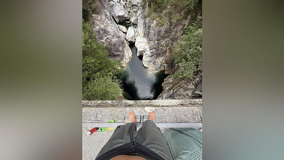 In 32 Meter Abgrund blickt Benedikt Murr. Im August sprang er von der Br&uuml;cke in der Schweiz und brach damit seinen pers&ouml;nlichen Rekord.