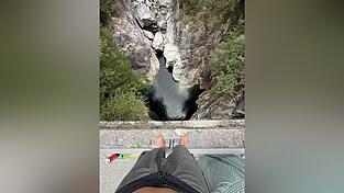 In 32 Meter Abgrund blickt Benedikt Murr. Im August sprang er von der Br&uuml;cke in der Schweiz und brach damit seinen pers&ouml;nlichen Rekord.