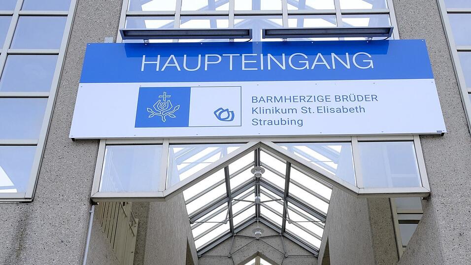 Der Eingang des Klinikums St. Elisabeth. Im Vergleich zu November/Dezember 2021 hat sich die Lage auf der Intensivstation normalisiert. Der Eingang des Klinikums St. Elisabeth. Im Vergleich zu November/Dezember 2021 hat sich die Lage auf der Intensivstation normalisiert.