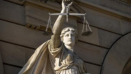 Ein Anh&auml;nger der W&uuml;rzburger Kickers wird beim Regionalligaspiel bei der DJK Vilzing aggressiv und landet wegen eines t&auml;tlichen Angriffs auf eine Polizistin vor dem Chamer Amtsgericht.