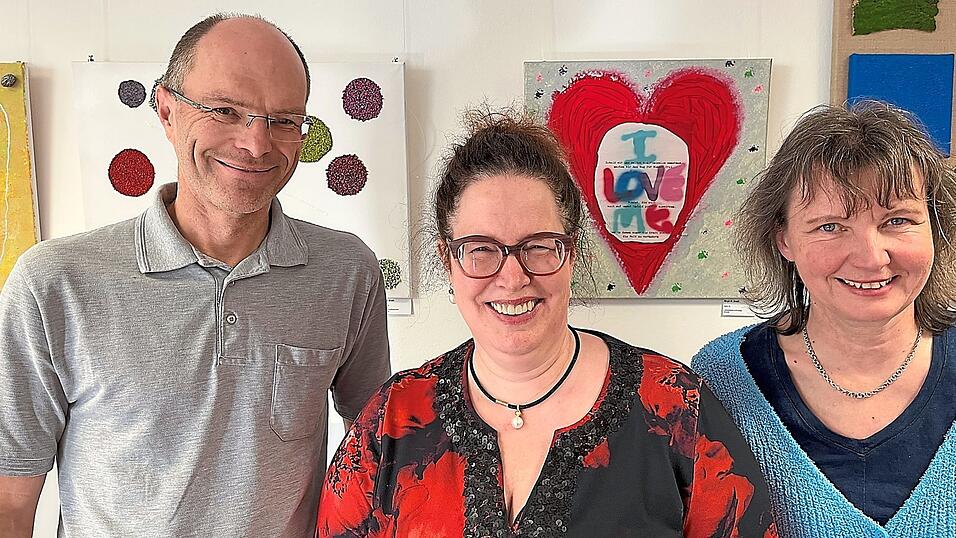 Birgit Groitl (Mitte) bei der Vernissage ihrer ersten Ausstellung. Mit am Bild sind Professor Dr. Berthold Langguth, Chefarzt am Medbo-Bezirksklinikum Regensburg, und Kunstkuratorin Ursula Wohlfeld. Birgit Groitl (Mitte) bei der Vernissage ihrer ersten Ausstellung. Mit am Bild sind Professor Dr. Berthold Langguth, Chefarzt am Medbo-Bezirksklinikum Regensburg, und Kunstkuratorin Ursula Wohlfeld.