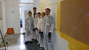 Sorgen im Team für eine optische Aufwertung der Wand im Landauer Jugendtreff (von links): Julian Führer, Stadtjugendpfleger Lukas Weller, Leon Alili sowie die beiden Helfer Laura Riemer und David Spendinger. Sorgen im Team für eine optische Aufwertung der Wand im Landauer Jugendtreff (von links): Julian Führer, Stadtjugendpfleger Lukas Weller, Leon Alili sowie die beiden Helfer Laura Riemer und David Spendinger.