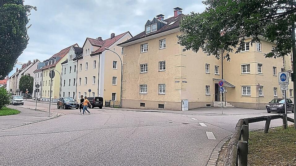 Der Verkehrssenat hat zwei bauliche Maßnahmen an der Ecke Schwestergasse/Hans-Wertinger-Straße beschlossen: Poller mit Ketten sollen verhindern, dass Fußgänger im Kreuzungsbereich die Fahrbahn queren. Mit sogenannten Leitborden soll zudem die Kurve verengt werden.